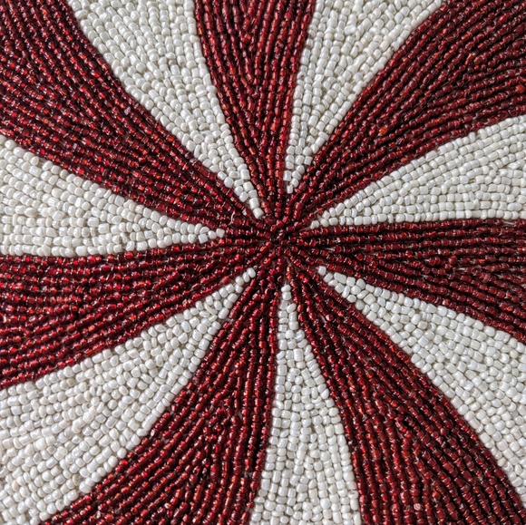 Handmade beaded peppermint table placements - Picture 5 of 8